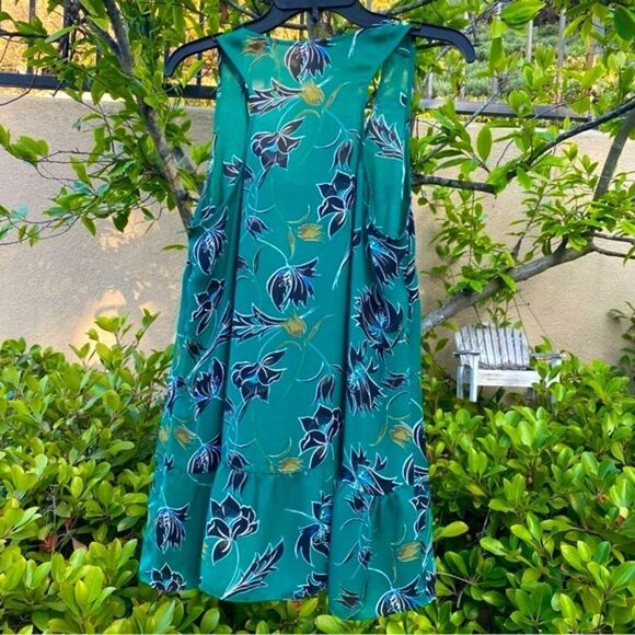 👚CAbi Zoe Falling Flowers Green/Black Floral Sleeveless Blouse Size Medium. EUC - Picture 6 of 10